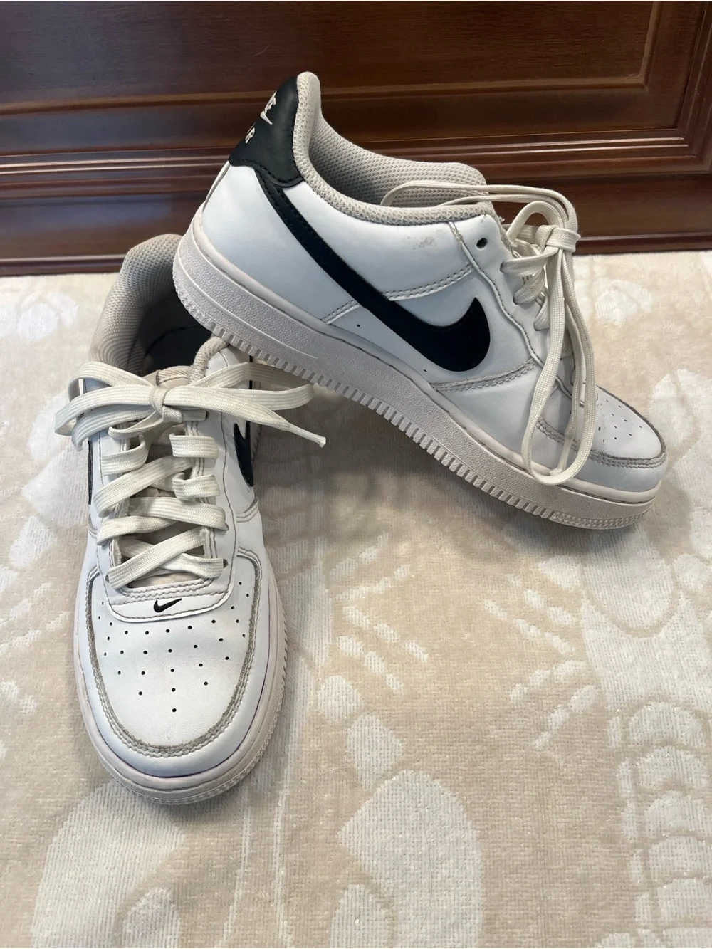 Nike Air Force 1 '07 Low sneakers a white leather upper, black Nike youth, 4.5Y